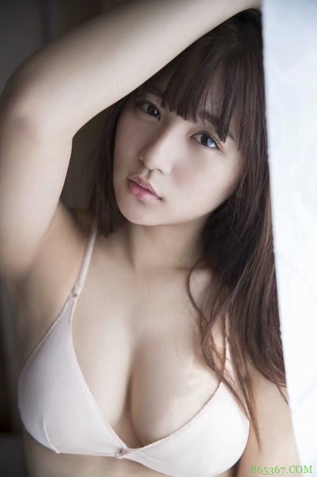 千年一遇的童颜巨乳大解禁 浅川梨奈比基尼写真引轰动