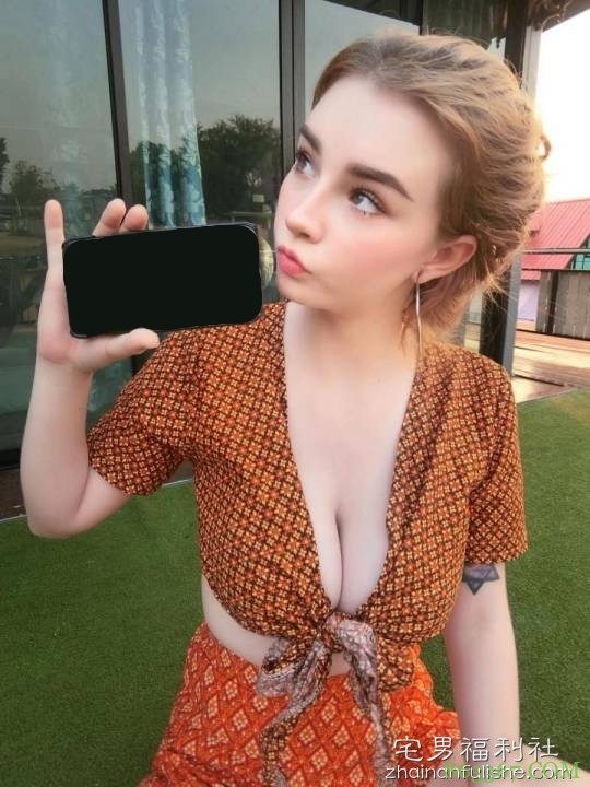 性感模特Jessie Vard 雪白奶球乳香四溢