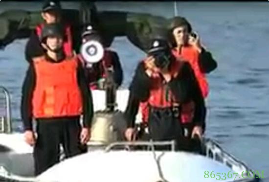 菲律宾船非法闯黄岩岛被中国海警拦截(图)