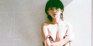 【大发娱乐】主子忠心護奴才！「性感正妹」上空抱貓皇巧妙遮點，好想跟那隻喵星人換位子啊！