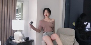 【大发娱乐】罩不住！正妹廁所自拍「圓潤南半球」意外露出！又白又嫩「養眼福利」太棒啦