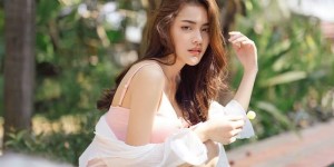 【大发娱乐】連身泳衣也可以壞壞！「白嫩爆奶妹」水邊嬉戲！「雪白胸脯」整個快爆出來啦！