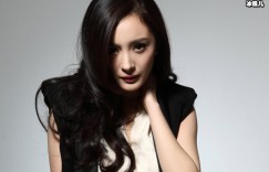 【大发娱乐】杨幂不顾自己穿着高跟鞋，蹲在地上逗流浪猫表情十分专注