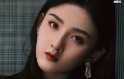 【大发娱乐】宋祖儿看展私服，宽大T恤的“下身失踪风”满满青春活力！