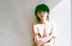 【大发娱乐】主子忠心護奴才！「性感正妹」上空抱貓皇巧妙遮點，好想跟那隻喵星人換位子啊！