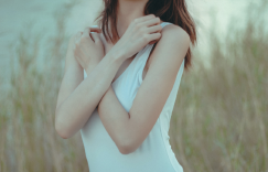 【大发娱乐】夕陽下的美臀！「氣質正妹」穿上史庫水化身白色妖精，結合性感的荒野小清新！