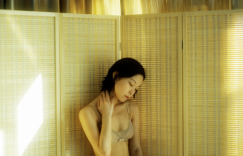 【大发娱乐】極致光影下的妖嬈女體！花與少女的孤獨寫真，寂靜中的女體藝術！