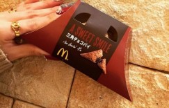 【大发娱乐】我也要吃啦！日本麥當勞冬季限定「三角巧克力派」