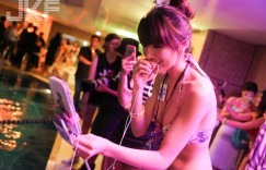 【大发娱乐】JKF空中VIP泳池派對 // 四腳朝天俏女神！對的角度帶你上天堂