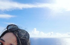 【大发娱乐】清純美女高中生長大後變「爆乳蜂腰」直播正妹！網友驚喊：「又白又大」！