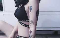 【大发娱乐】台灣老闆娘好正！「霸乳外露」內衣店老闆娘…雪白嫩乳加極細蠻腰，自己就是活招牌！