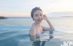 【大发娱乐】泰國正妹海邊辣曬白皙美腿　歌聲超美聽完讓人醉翻了！