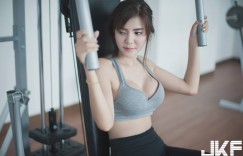 【大发娱乐】超狂健身視角！妹子呼之欲出的長輩，小背心根本包不住，這樣要人怎麼好好運動啊！