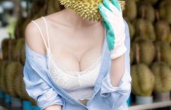 【大发娱乐】白嫩「大奶正妹」街邊賣榴槤！胸前肉團「比榴槤還大」！果香四溢誰受得了～