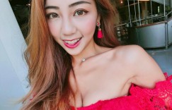 【大发娱乐】「性感女大生」身材超火辣！細腰長腿超犯規，「飽滿乳量」連肩帶都撐不住掉下來了！