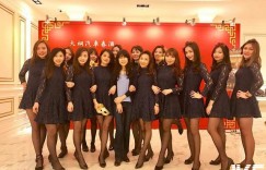 【大发娱乐】超正汽車業代，黑絲美腿＋緊身制服，車頭燈排排站忍不住要去賞車了！