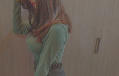 【大发娱乐】嚇死人！咖啡廳「爆乳讀書妹」年紀小小乳量重重，胸前「好圓好滿」可以塞爆螢幕！