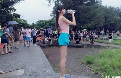 【大发娱乐】這腿逆天！路邊捕獲「白嫩長腿辣妹」美臀形狀好犯規！超誘惑「邪惡視角」引人遐想…