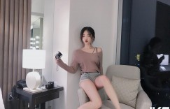 【大发娱乐】罩不住！正妹廁所自拍「圓潤南半球」意外露出！又白又嫩「養眼福利」太棒啦