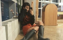 【大发娱乐】嗶嗶！性感正妹內建渾圓乳球「中路大開」太犯規，讓人忍不住「吹哨調戲」