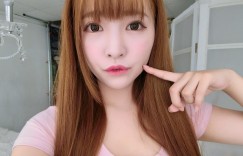 【大发娱乐】叛逆的鄰家女孩！白嫩幼咪咪「萌系正妹」，緊身衣下一對美乳好驚人！