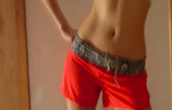 【大发娱乐】健身房裡「天菜級正妹」出沒！高挑身材配「性感馬甲線」！衣服一撩瞬間戀愛！