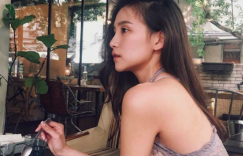 【大发娱乐】出遊時「鄰座大奶妹」竟然穿了「蕾絲透視裝」！渾圓飽滿若隱若現，實在無法不偷看她！