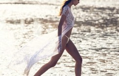 【大发娱乐】氣質完勝！微乳妹「裸身解放」大曬白嫩奶球　完美圓弧線性感無極限