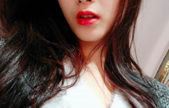 【大发娱乐】正妹尺度超大「用美乳說晚安」！「深夜火辣自拍」一看就睡不著！