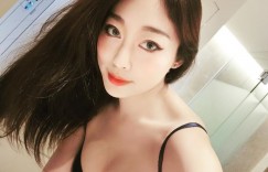 【大发娱乐】不穿衣服攻佔世界！「豐滿正妹」最愛裸泳　性感入浴照也大方分享！