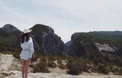 【大发娱乐】氣質姊姊超短裙大露一雙「逆天長腿」，神秘地帶若隱若現！畫面讓人好上火！