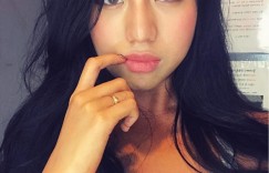 【大发娱乐】健身正妹身材火辣「美規翹臀」乍現，背心深V「深遂乳溝」側看乳峰超立體！