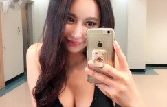 【大发娱乐】超火辣「擂台舉牌小姐」爆乳比基尼展現「飽滿乳峰」！逆天長腿佔滿畫面！