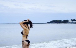 【大发娱乐】微憂鬱「氣質正妹」根本隱乳系！微開浴袍下藏著超惹火身材，簡直辣到無法無天！