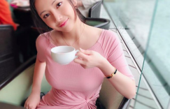 【大发娱乐】超極品「短髮大奶妹」！火辣身材「爆乳喝咖啡」太逼人！這杯奶泡應該加很滿！