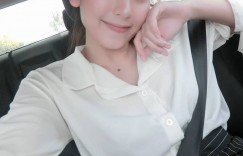 【大发娱乐】泰國奶妹制服下好兇！「巨乳撐開襯衫」底下肉肉跑出來！「超有料」同學都看傻！