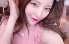 【大发娱乐】南韓超騷直播主！交叉比基尼「中間露出美乳」，白嫩畫面超受不了…