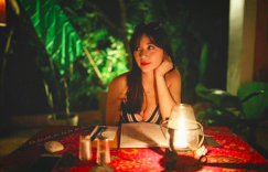 【大发娱乐】這件洋裝不可取！氣質空姐「Erica Tseng」洋裝挖背好誘人，開到側路讓人遐想無限！