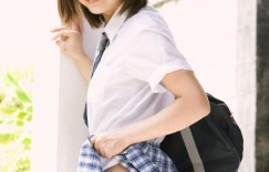 【大发娱乐】歡迎光臨My縫！高中妹開腿露內褲　恥溝「該邊筋」痕線超明顯