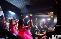 【大发娱乐】熱情釋放！氣質正妹「夜店趴玩很大」　身材火辣福利放送現場全嗨翻啦～