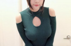【大发娱乐】「棉花糖Coser」性感高衩黑膠衣太犯規　渾圓水滴美乳直接掉出來！