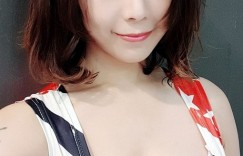 【大发娱乐】火辣燒烤妹「中路大開」爆乳泡泡浴直播　超濕「兩顆木瓜」晃到差點掉出來