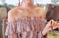 【大发娱乐】南半球天后萬千千「墾丁放風渾圓巨乳」，超兇車頭燈要佔滿畫面了！