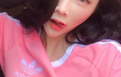【大发娱乐】正妹艾妃掀上衣「巨乳直接掉出」，飽滿的「渾圓形狀」辣翻了！
