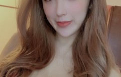 【大发娱乐】請勿拍打餵食！性感小惡魔「蔡瑛紋」展現火辣身材　玻璃要被壓爆了