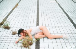 【大发娱乐】萊姆成熟時！復古美少女「白白」深入荒廢泳池，絕對領域偷榨水果汁！