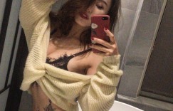 【大发娱乐】太兇不給畢業！高雄女大生「Effi」學士服下垂掛彈嫩南半球，教授真後悔沒當了她！