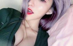 【大发娱乐】正妹「Mei Be 妹比」露車頭燈塗口紅，「白嫩雙球」挑逗力滿分！