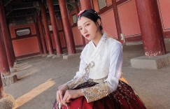 【大发娱乐】令人失控的長腿！氣質美女「謝佩」曲線曼妙，性感皮裙配白皙美腿不看吃虧！