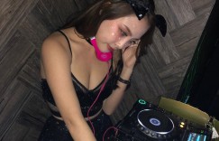 【大发娱乐】So deep！香港辣妹「張若綺Angus」彎腰翹臀牽引風箏，倒出嫩乳男粉也想一起共歡！